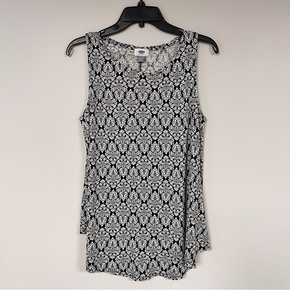 Old Navy Women's Sleeveless black & white top, stretchy, curved hemline, L